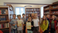 Mirabelka – kiełkująca historia w 100licy. Zdjęcie zbiorowe do którego pozuje kilkoro dzieci. Dwie osoby trzymają w dłoniach dyplomy akcji.