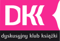Logo DKK. Na różowym tle, kształtem przypominającym rozłożoną książkę - napis "DKK", pod spodem na czarnym pasku kolejny "dyskusyjny klub książki".